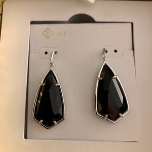 Brand new never worn Kendra Scott